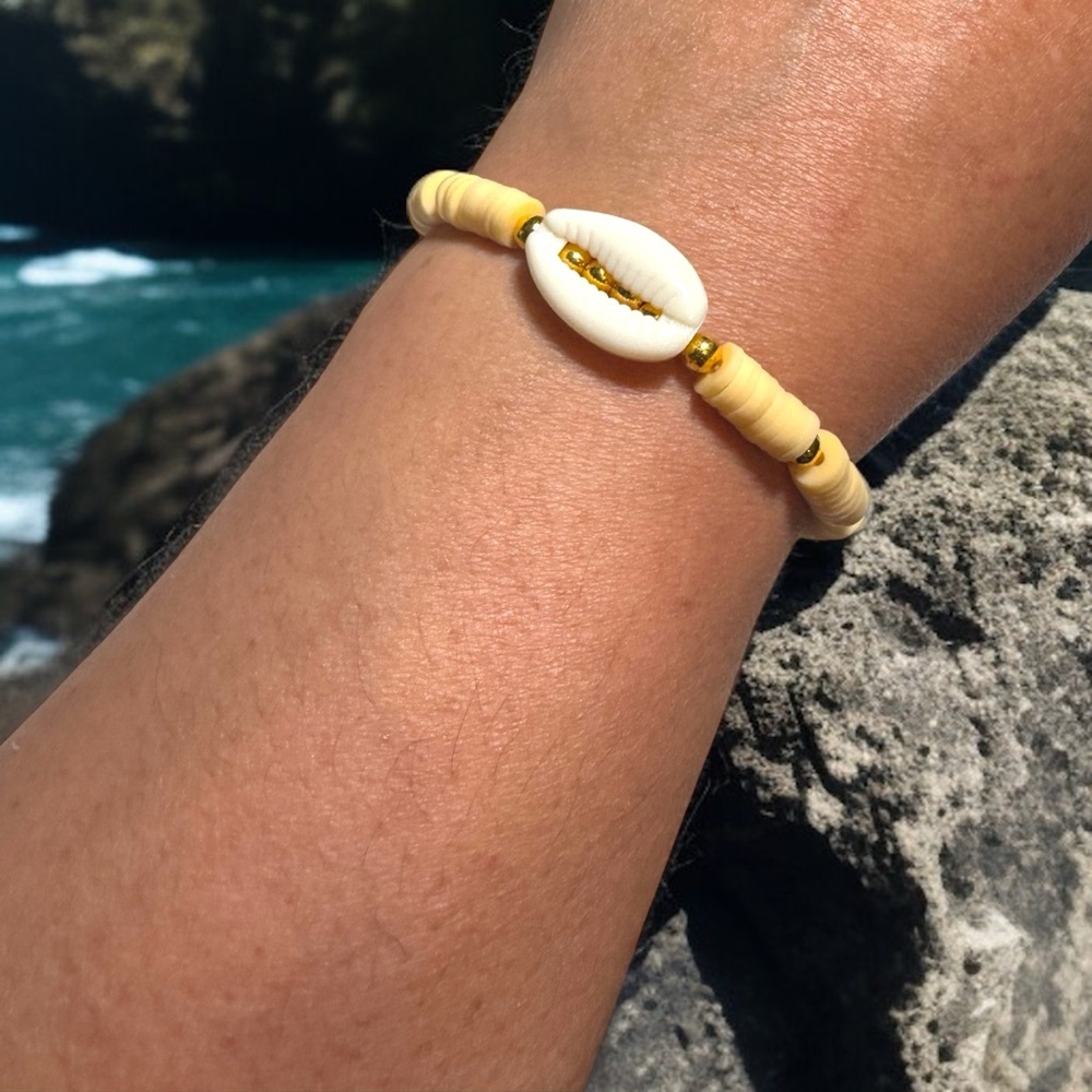 Shell Bracelet - Picture 2 of 3